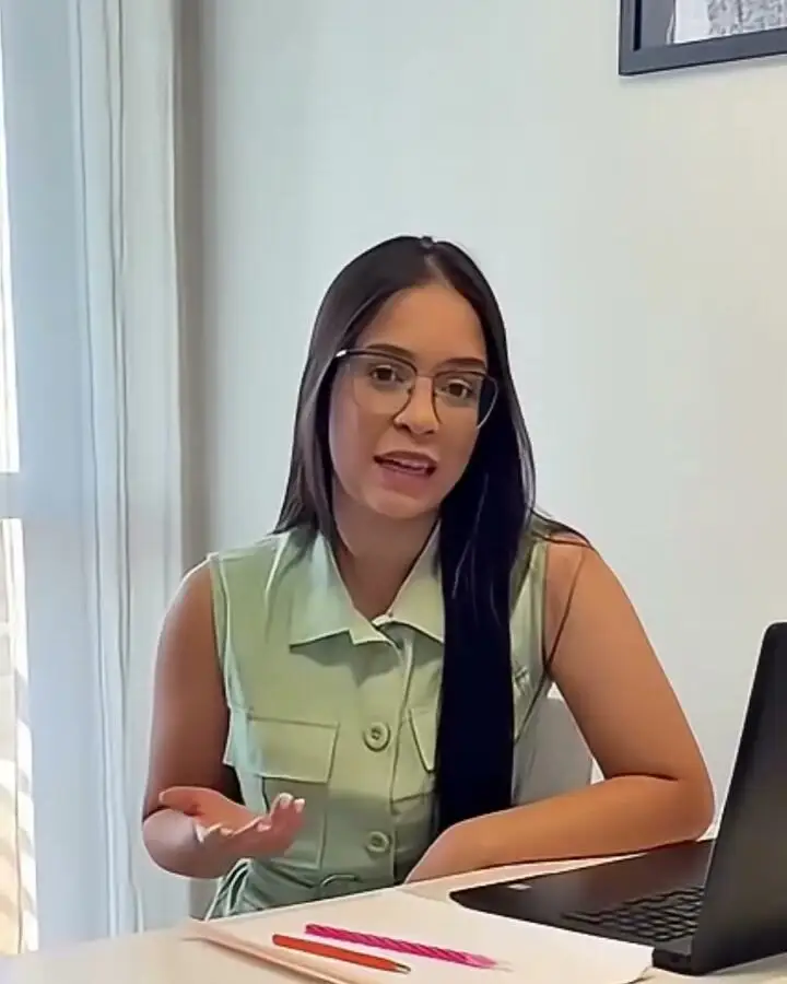 Larissa Oliveira, de blusa verde-clara, conversando no consultório